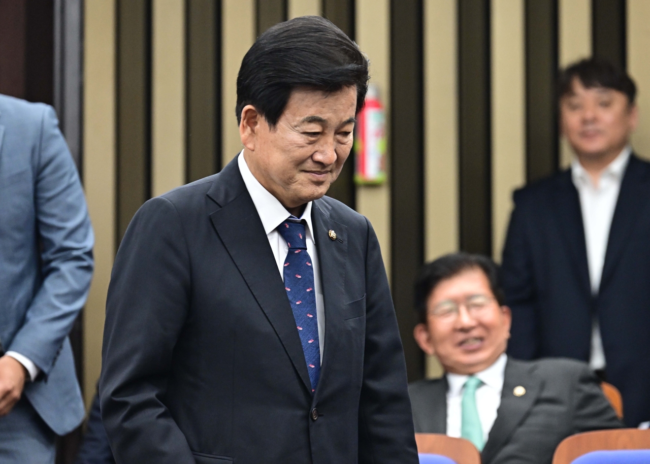 정동영 캡스 토토사이트 장관 후보자가 지난 24일 국회에서 열린 더불어민주당 의원총회에 참석하고 있다. 이상섭 기자