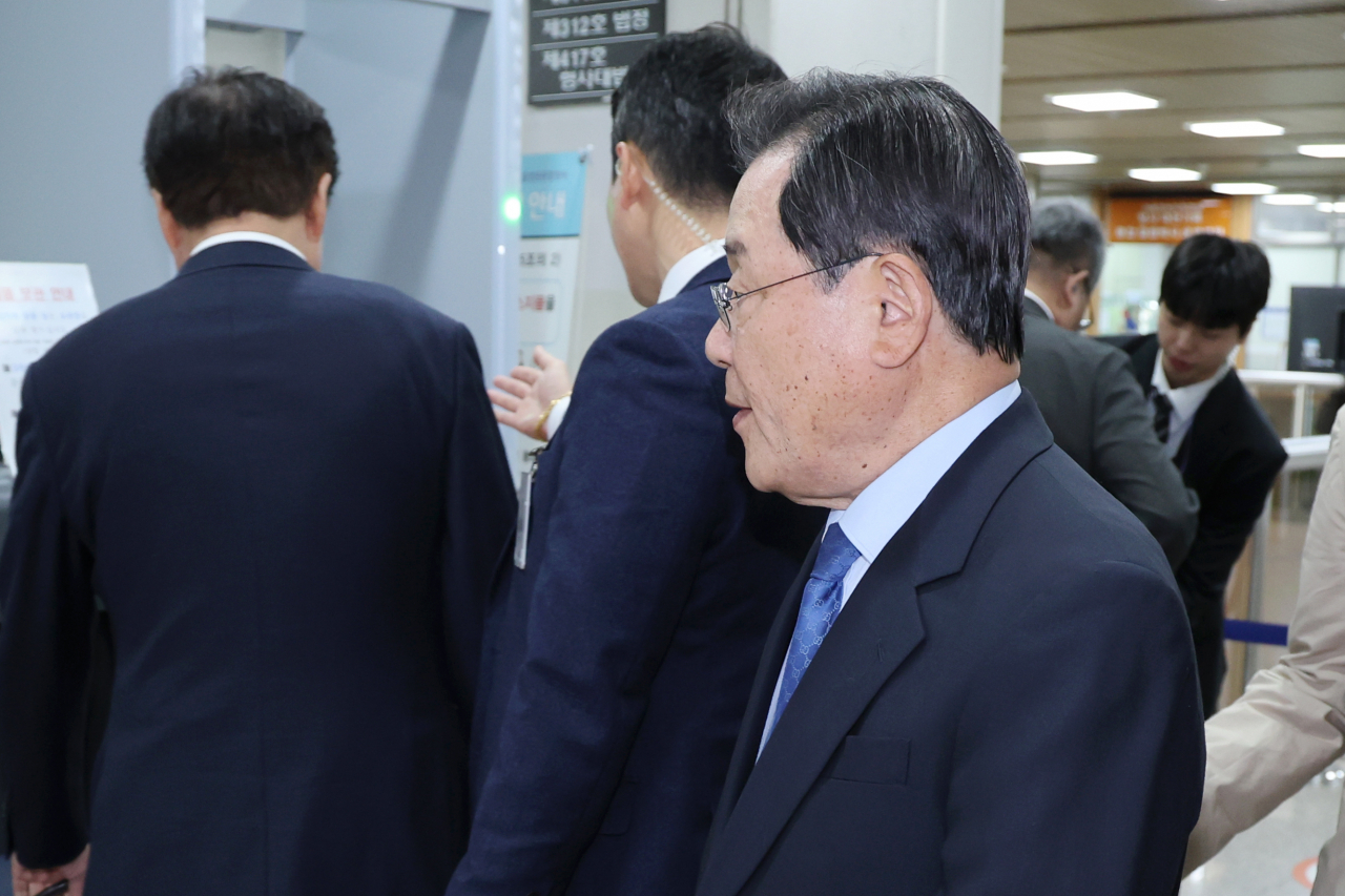 이병기 전 청와대 비서실장이 2심 선고 공판에 출석하고 있다. [연합]