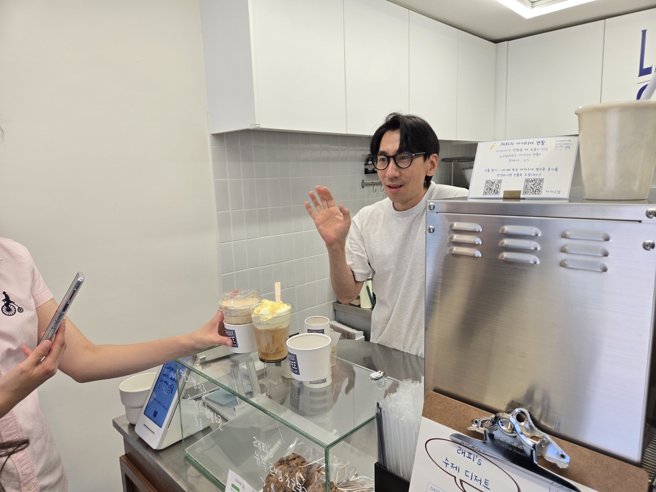 서울 중구 래피소드 카페에서 홍창현 래피소드 대표가 토토사이트 펫에게 메뉴를 설명 중이다. 정석준 기자