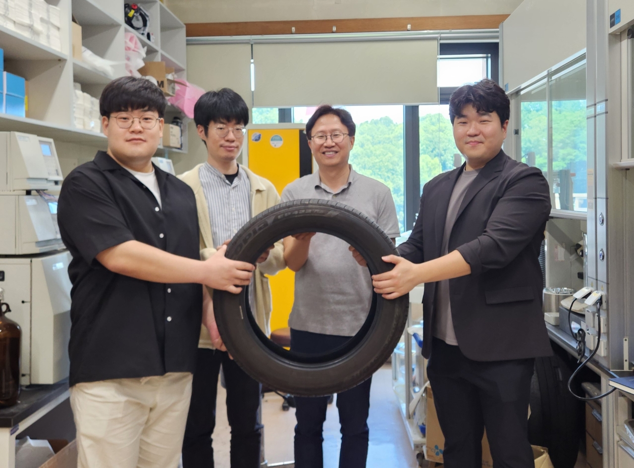 폐타해외 실시간 토토사이트 재활용 기술을 개발한 KAIST 연구진. 최경민(왼쪽부터) 연구원, 박범순 박사, 홍순혁 교수, 조경일 박사.[KAIST 제공]