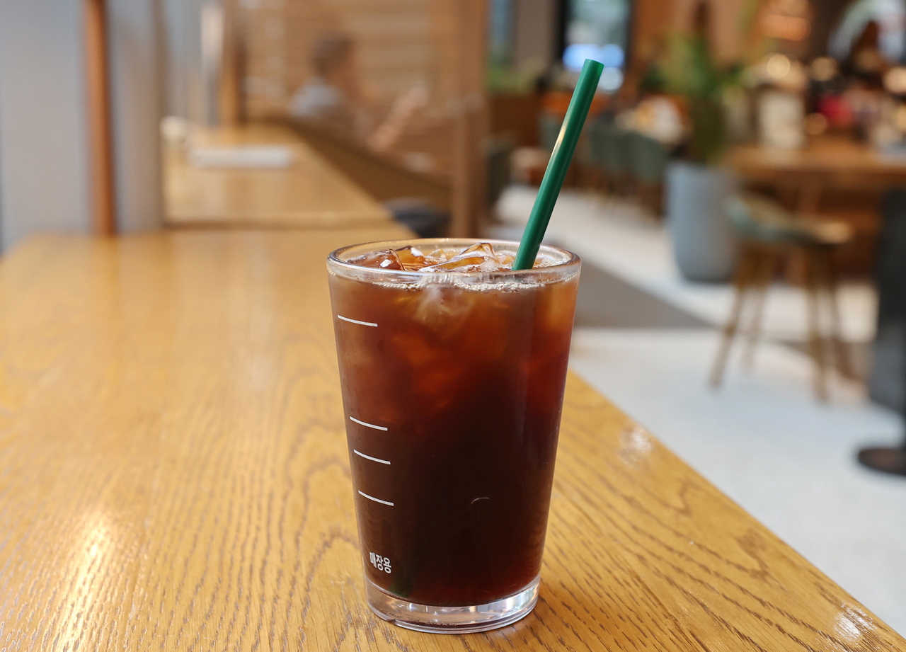 A plant-based plastic straw seen at a Starbucks store in Seoul on Thursday. (Yonhap)