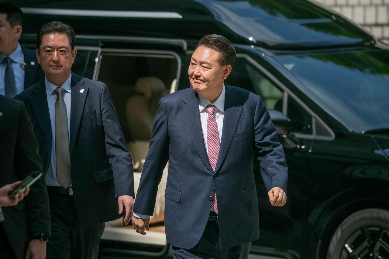 Former President Yoon Suk Yeol (right) arrives at the Seoul Central District Court on June 9 for a hearing in his criminal trial for insurrection and abuse of power. (Yonhap)