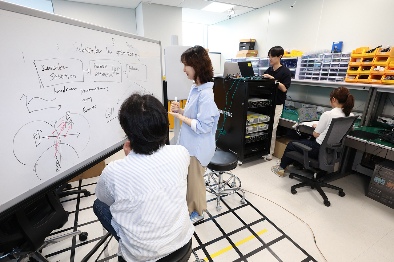 KT와 삼성리서치 공동 연구팀이 무선망 최적화 알파벳 토토 개발을 논의하고 있다. [KT 제공]