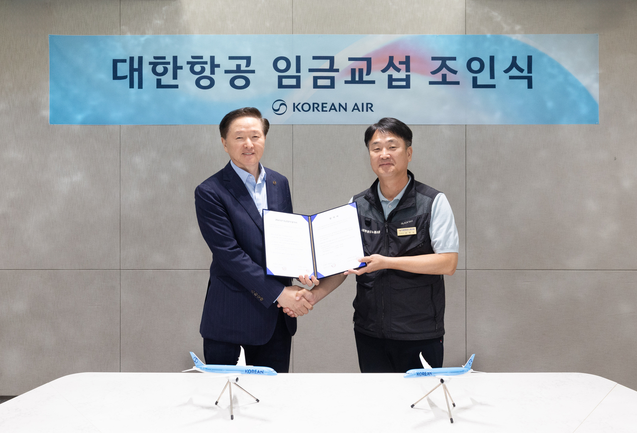 우기홍(왼쪽) 판도라토토 부회장과 조영남 판도라토토 노동조합위원장이 기념사진을 촬영하고 있다. [대한하옹 제공]