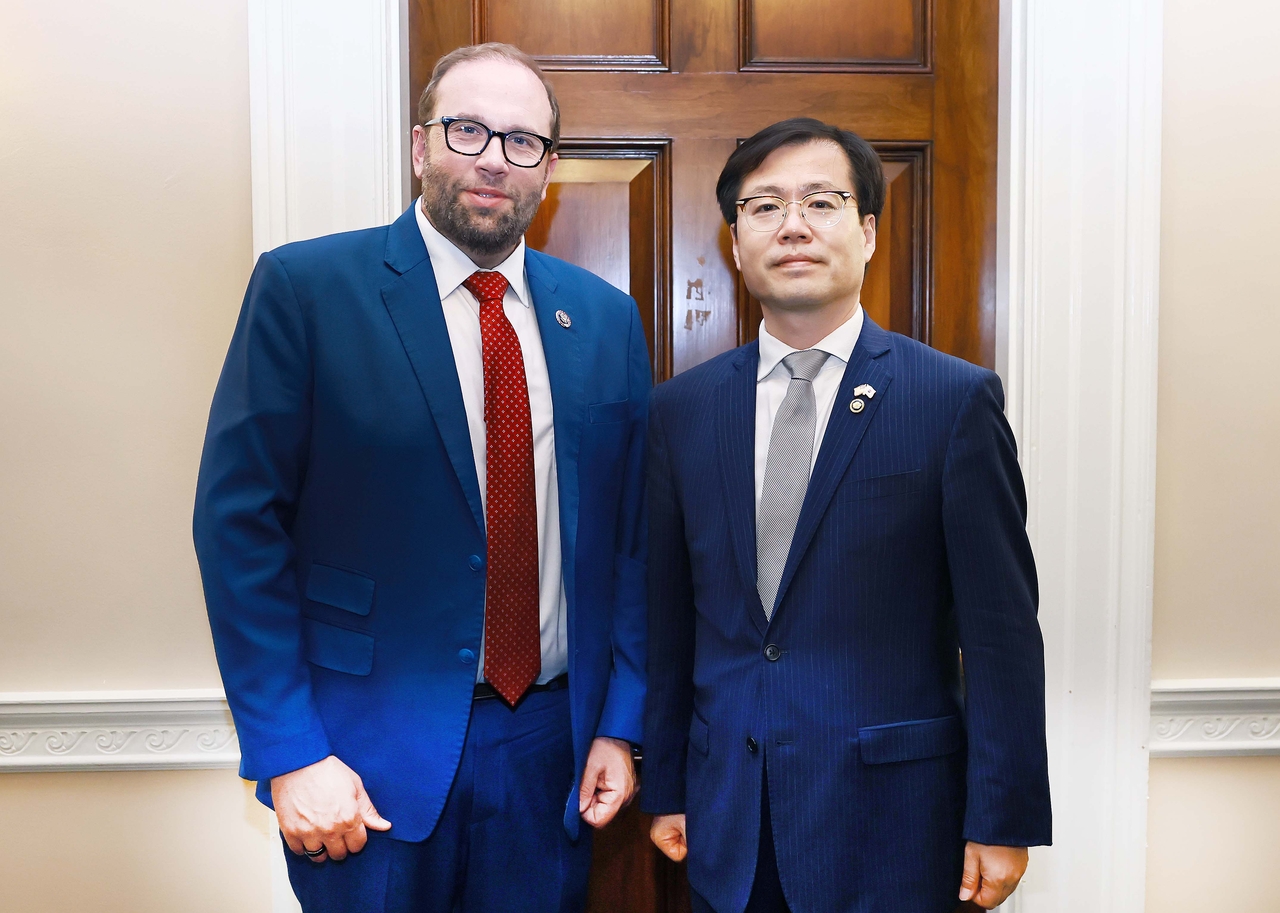 South Korean Trade Minister Yeo Han-koo (right) poses for a photo with Jason Smith, chairman of the House of Representatives' Ways and Means Committee, during their meeting in Washington on Wednesday. (Ministry of Trade, Industry and Energy)
