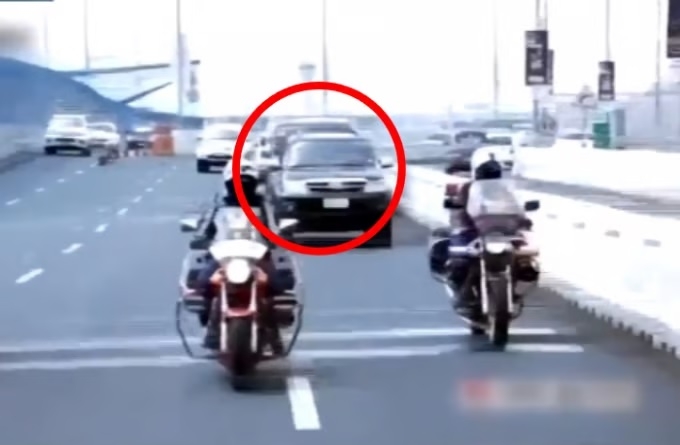 A screen capture from the JTBC report shows convoy vehicles clearing the way for a car carrying Lee Man-hee.