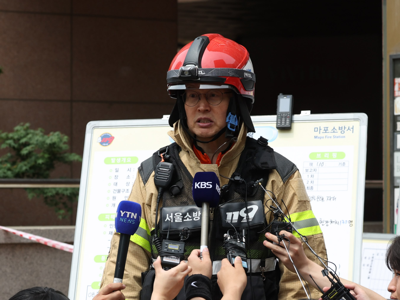 A Seoul Fire Department official briefs reporters following a Line No. 5 subway arson attack on May 31 that forced the evacuation of over 400 passengers and sent 21 to the hospital with injuries from smoke and falls. (Yonhap)