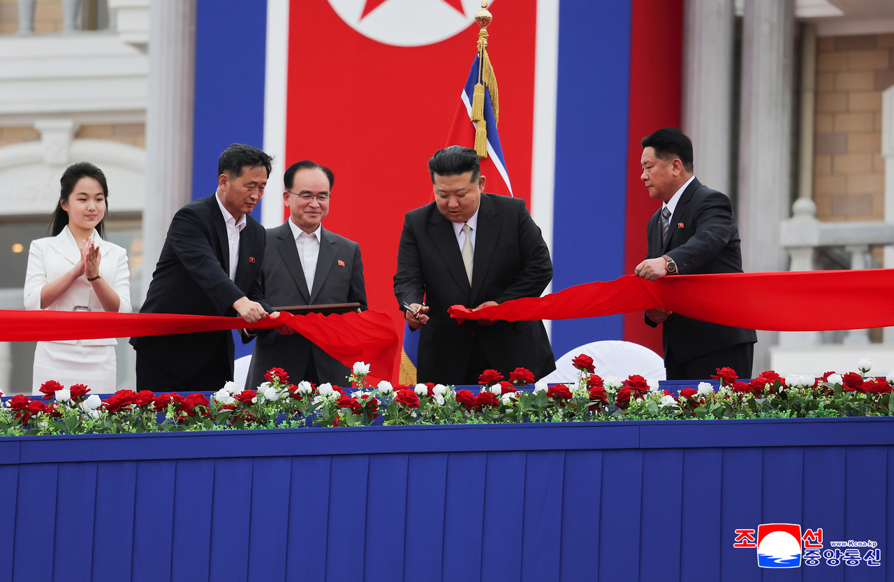 North Korean leader Kim Jong-un (center) cuts the ribbon during a ceremony marking the completion of the new Kalma coastal tourist area on Tuesday. (Yonhap)
