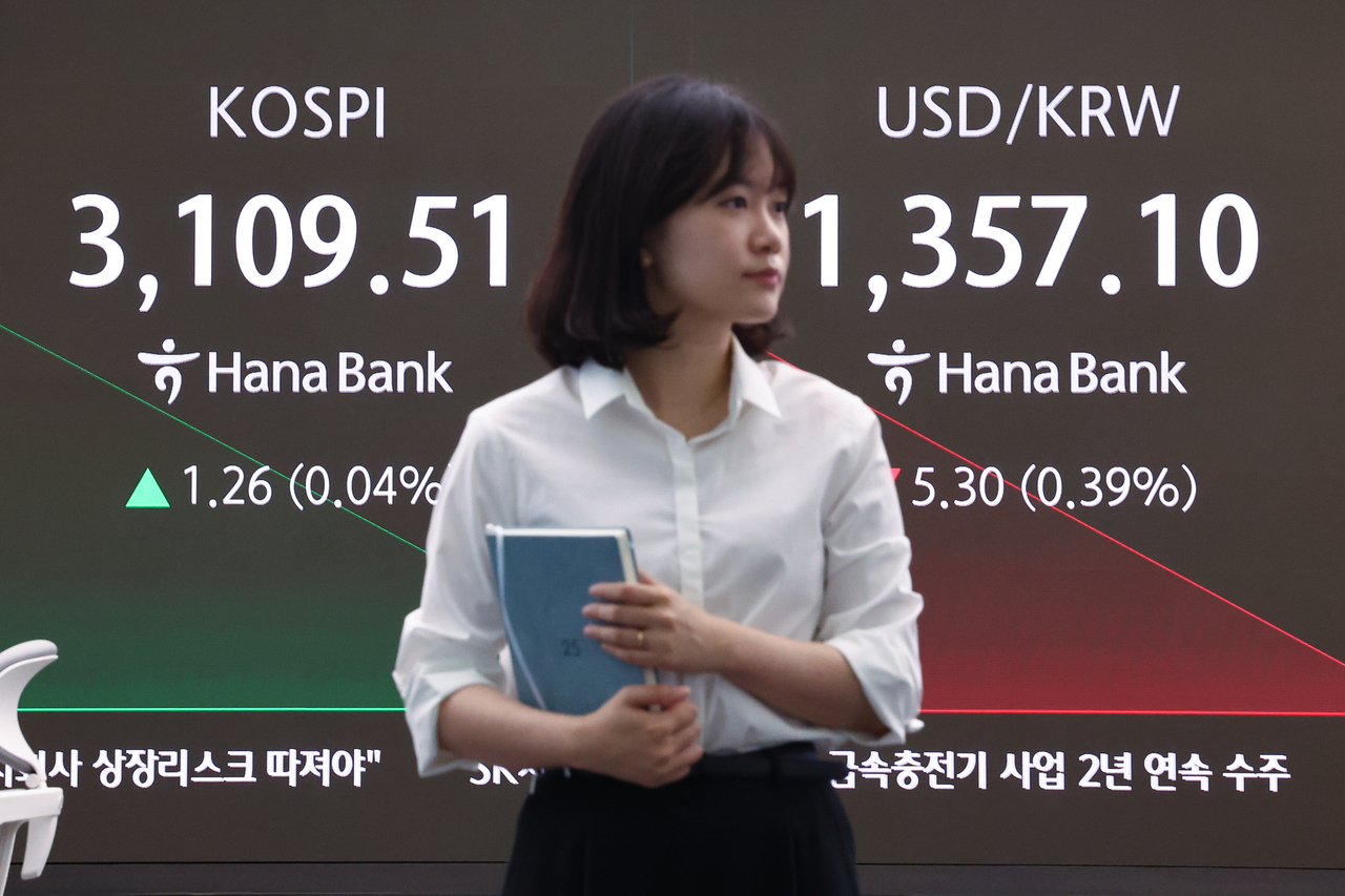 An electronic board showing the Korea Composite Stock Price Index at a dealing room of the Hana Bank headquarters in Seoul on Thursday. (Yonhap)