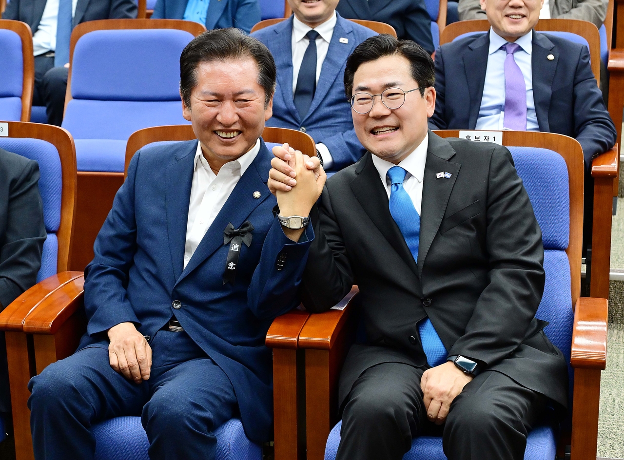 더불어민주당대표 후보인 위너 토토(왼쪽)·박찬대 의원이 24일 오후 서울 여의도 국회에서 열린 의원총회에 참석해 자리에 앉아 손을 맞잡고 있다.
이상섭 기자