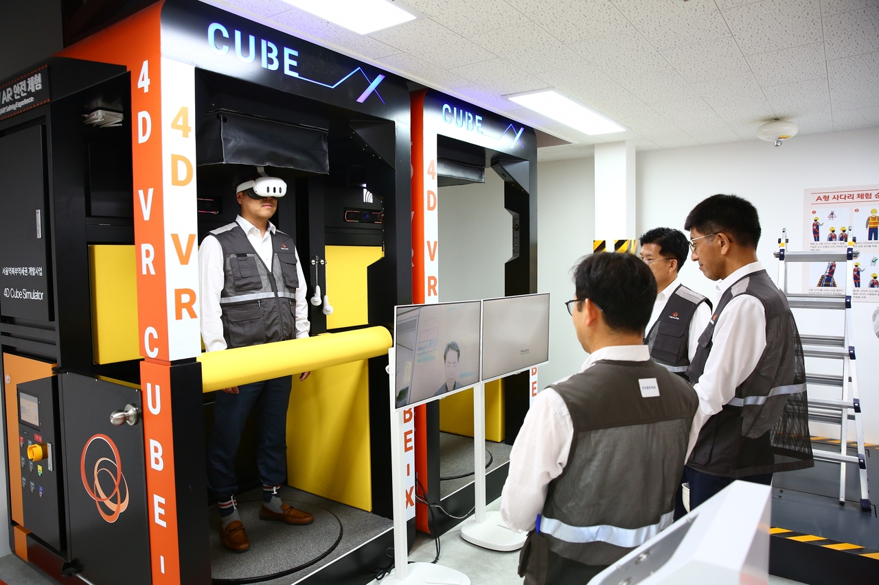 김승모 한화 게임룸 토토 대표이사가 VR·AR 체험을 임직원들과 함께 보고 있다. [한화 게임룸 토토 제공]