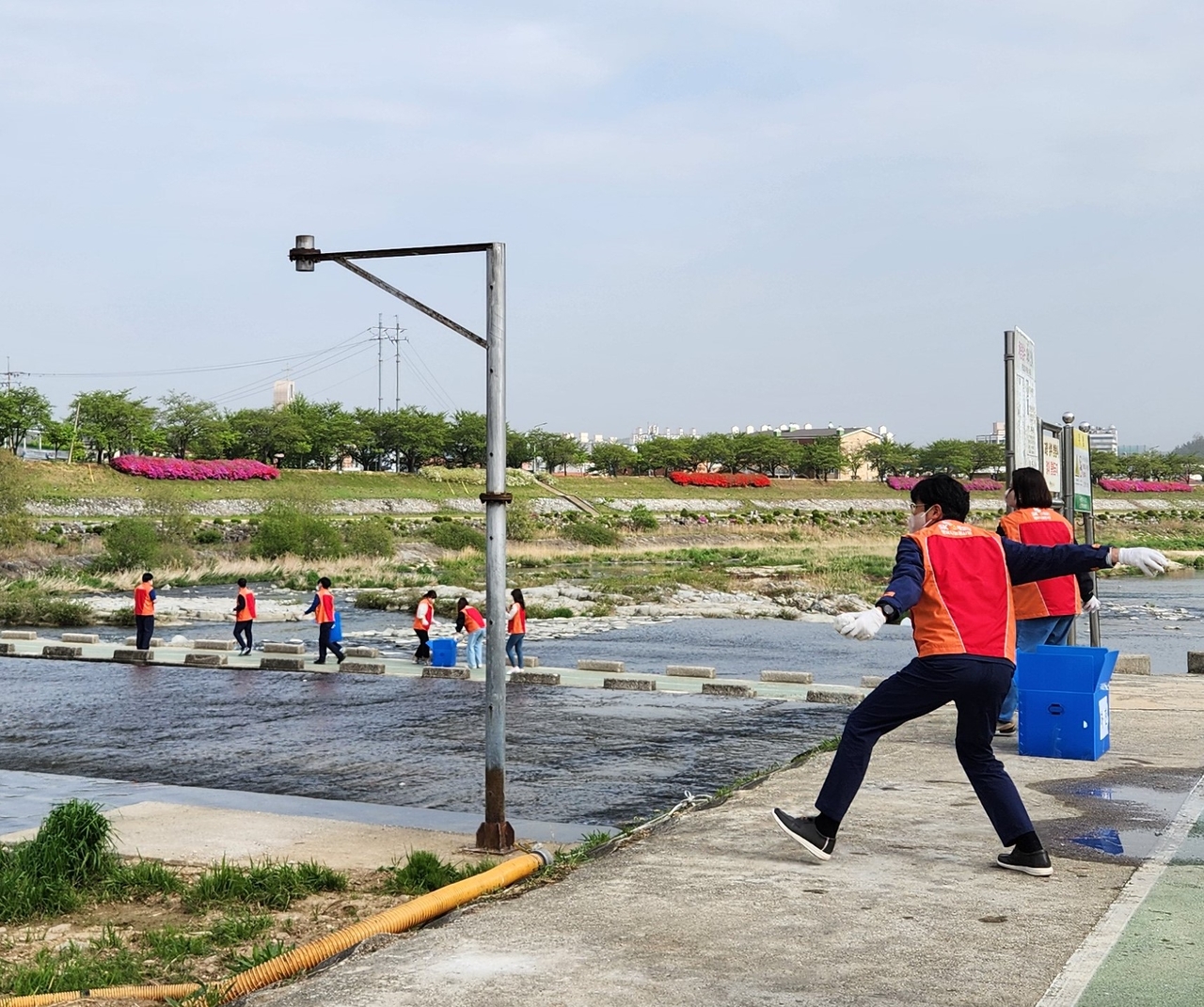 26일 SK스페셜티 행복나눔봉사단이  영주 서천에서 EM흙공 던지기 와  환경정화활동을 펼쳤다.[ SK스페셜티 제공]