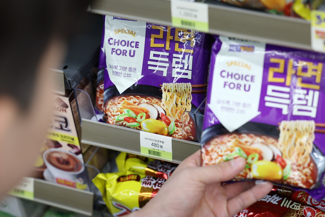 A Seoul customer browses CU’s 480-won (35 cents) “Deuktem Ramyeon,” a private-label instant noodle, at a convenience store on Wednesday. With inflation continuing to climb, BGF Retail says the product saw a 37.5 percent sales increase over the first three weeks of June. (Newsis)