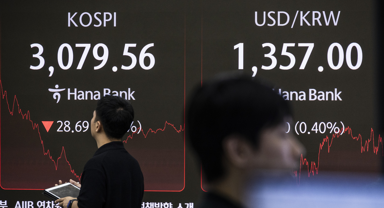 An electronic board showing the Korea Composite Stock Price Index at a dealing room of the Hana Bank headquarters in Seoul on Thursday. (Yonhap)