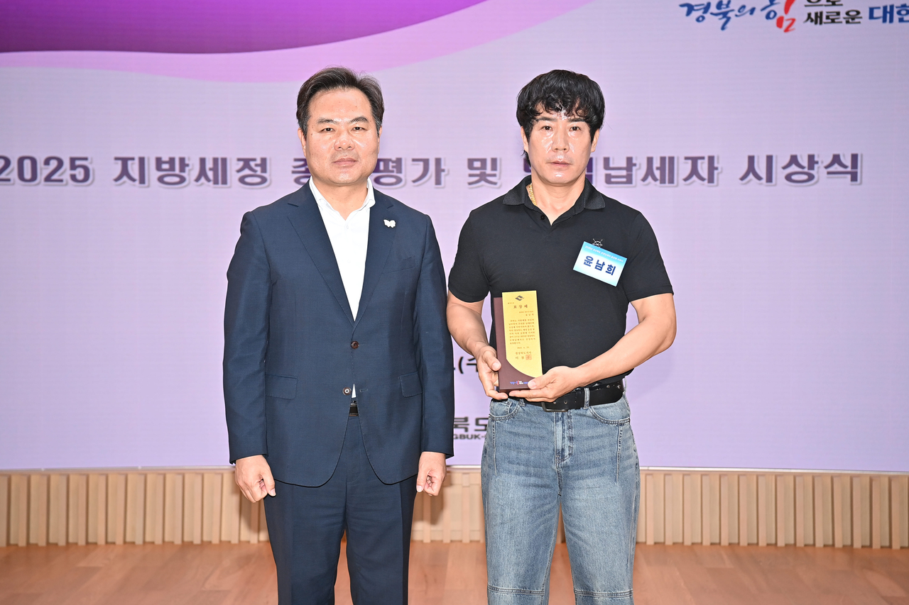 현대싱크 윤남희 대표(오른쪽)가 김학홍 경북도 행정부지사로부터 도지사 표창을 받고 있다  [상주시 제공]