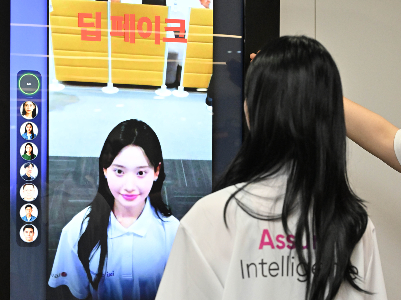 26일 오전 서울 용산구 프리미어토토서울역빌딩에서 열린 프리미어토토유플러스 AI 보안 기술 설명회에서 모델이 안티딥페이크 AI 보안기술을 시연하고 있다.  임세준 기자