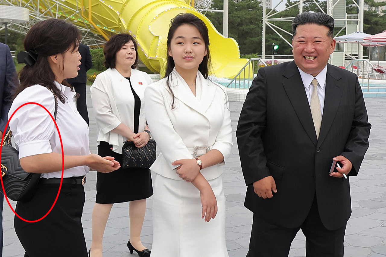 김정은 북한 국무위원장이 지난 24일, 아내 리설주, 딸 주애와 함께 원산갈마해안관광지구 준공식에 참석했다. 리 여사의 win 토토사이트활동은 약 1년 반 만이며, 이탈리아 명품 브랜드 ‘구찌’(붉은 원)로 추정되는 검은색 핸드백을 맨 모습이 포착됐다. 2025.6.26  [연합]