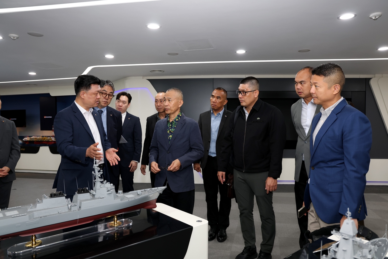 토토사이트 운영자 검거 거제사업장을 방문한 태국 해군 대표단이 토토사이트 운영자 검거 특수선사업부 관계자의 설명을 듣고 있다. [토토사이트 운영자 검거 제공]