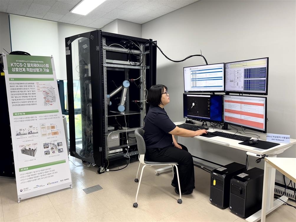 철도연이 연구진이 KTCS 공인시험을 진행하고 있다.[한국철도기술연구원 제공]