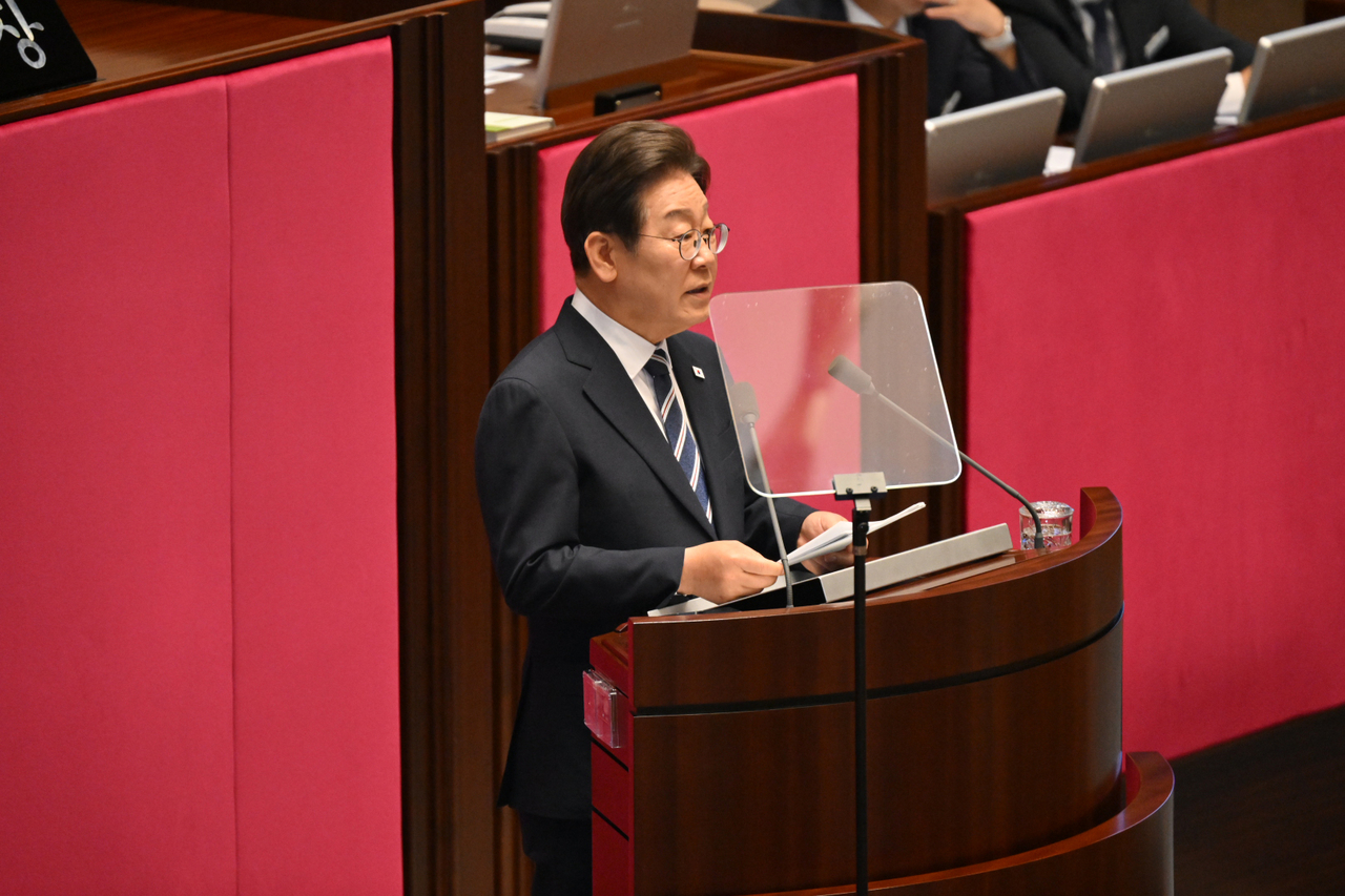 이재명 토토사이트 마무리 멘트이 26일 서울 여의도 국회 본회의장에서 정부의 2차 추가경정예산안 제출과 관련해 첫 시정연설을 하고 있다. [국회사진기자단]
