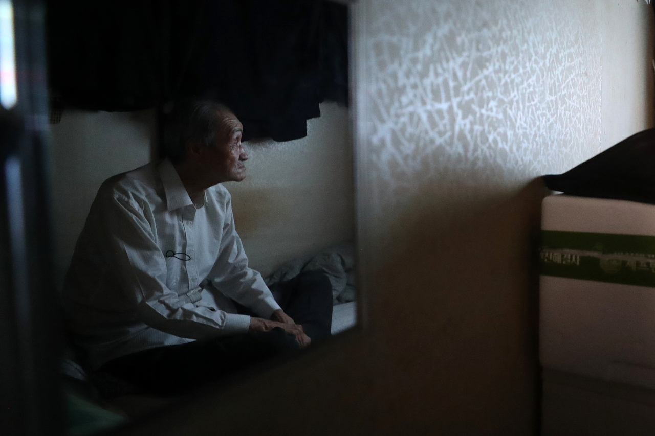 초고령화 사회에 대응하기 위한 토토사이트 매입사의 요양·연금·간병 서비스가 각종 규제에 가로막히고 있다. 낡은 규제 틀을 넘어야 민간 토토사이트 매입이 ‘고령 리스크’ 해소의 주체로 나설 수 있다는 지적이다 [뉴시스]