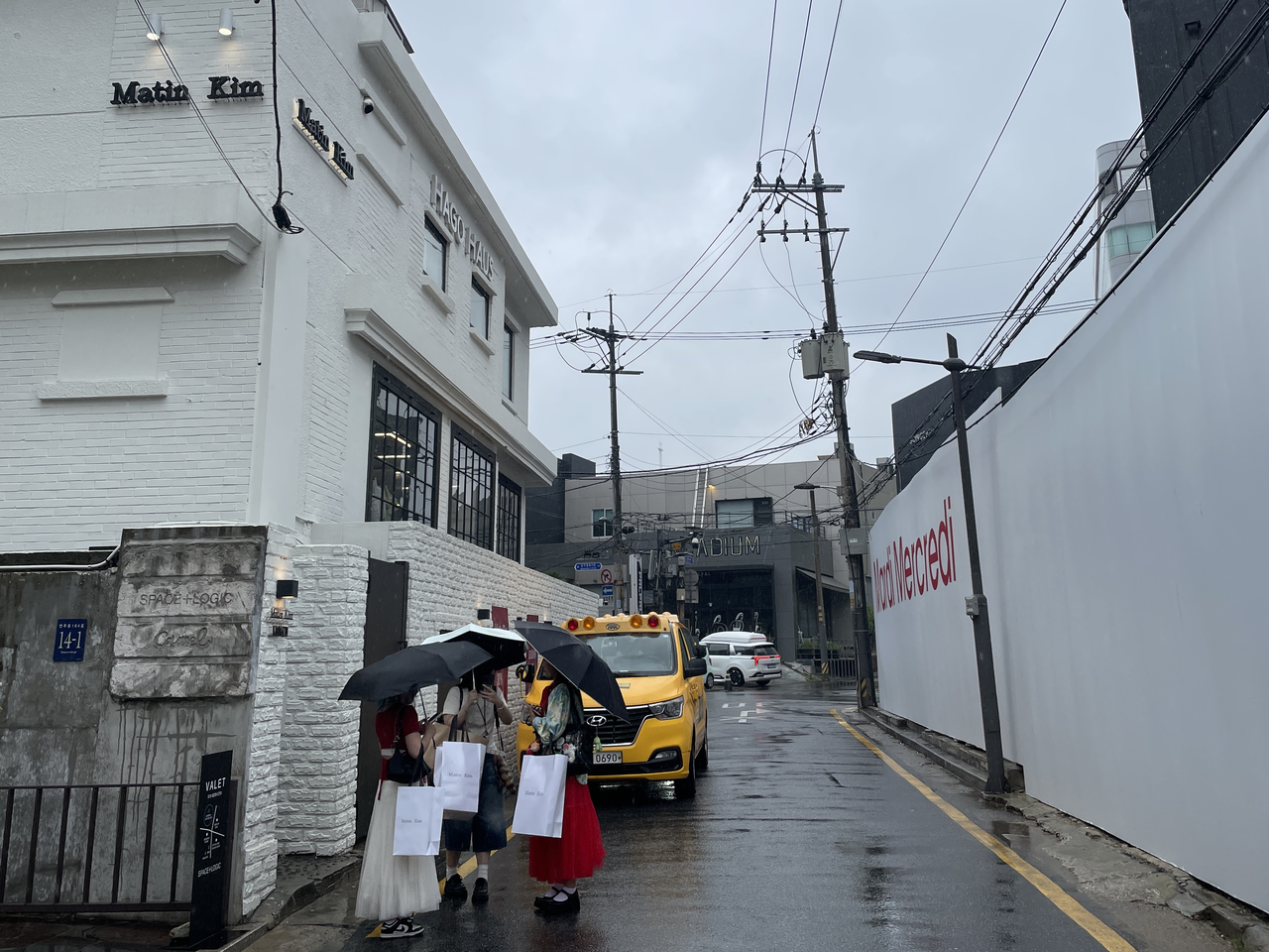 서울 강남구 위너 토토 인근 마뗑킴 도산 플래그십 매장(왼쪽) 맞은편에 마르디 메크르디 도산 플래그십 매장 공사가 한창이다. 전새날 기자