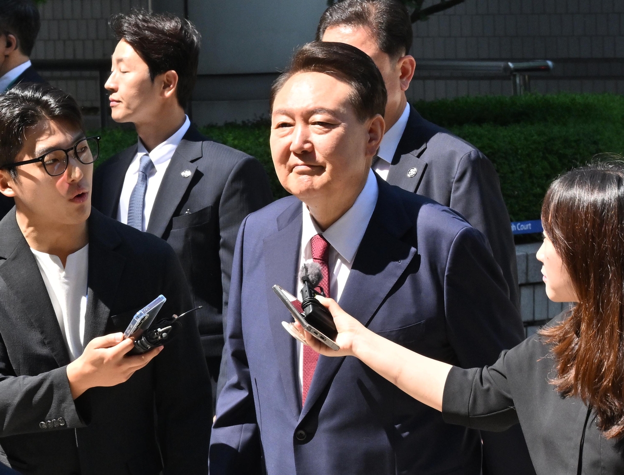 윤석열 전 대통령이 23일 서울 서초구 서울중앙지방법원에서 열린 내란 우두머리 혐의·직권남용 권리행사 방해 혐의 사건 8차 공판에 그랜드토토하고 있다. [연합]