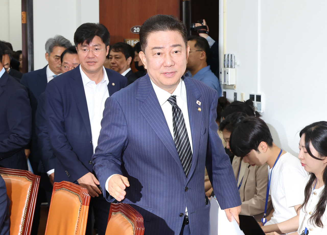 김병기 더불어토토사이트 필드원 당 대표 직무대행 겸 원내대표가 지난 24일 국회에서 열린 원내대책회의에 입장하고 있다. [연합]