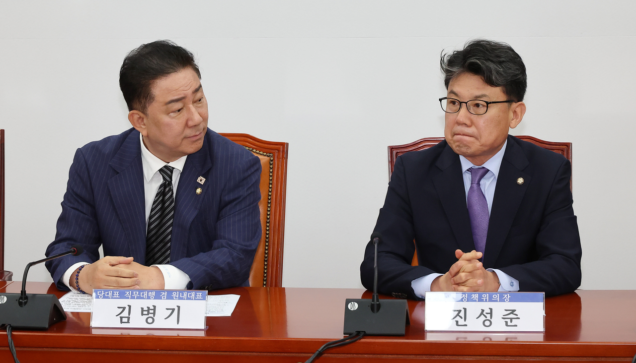 김병기(왼쪽) 더불어민주당 당대표 직무대행 겸 원내대표와 진성준 토토사이트 순수익위의장. 사진은 지난 24일 국회에서 열린 물가대책TF 출범식에 참석해 자리한 모습. [연합]