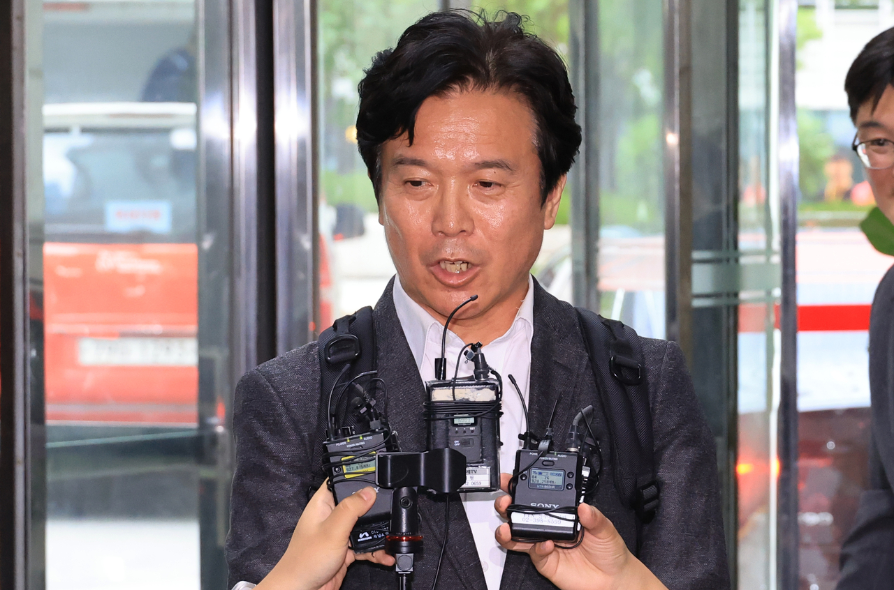 Kim Young-hoon, nominee for labor minister, answers reporters as he enters the Seoul Regional Office of Employment and Labor in Jung-gu, Seoul, Tuesday.  (Yonhap)