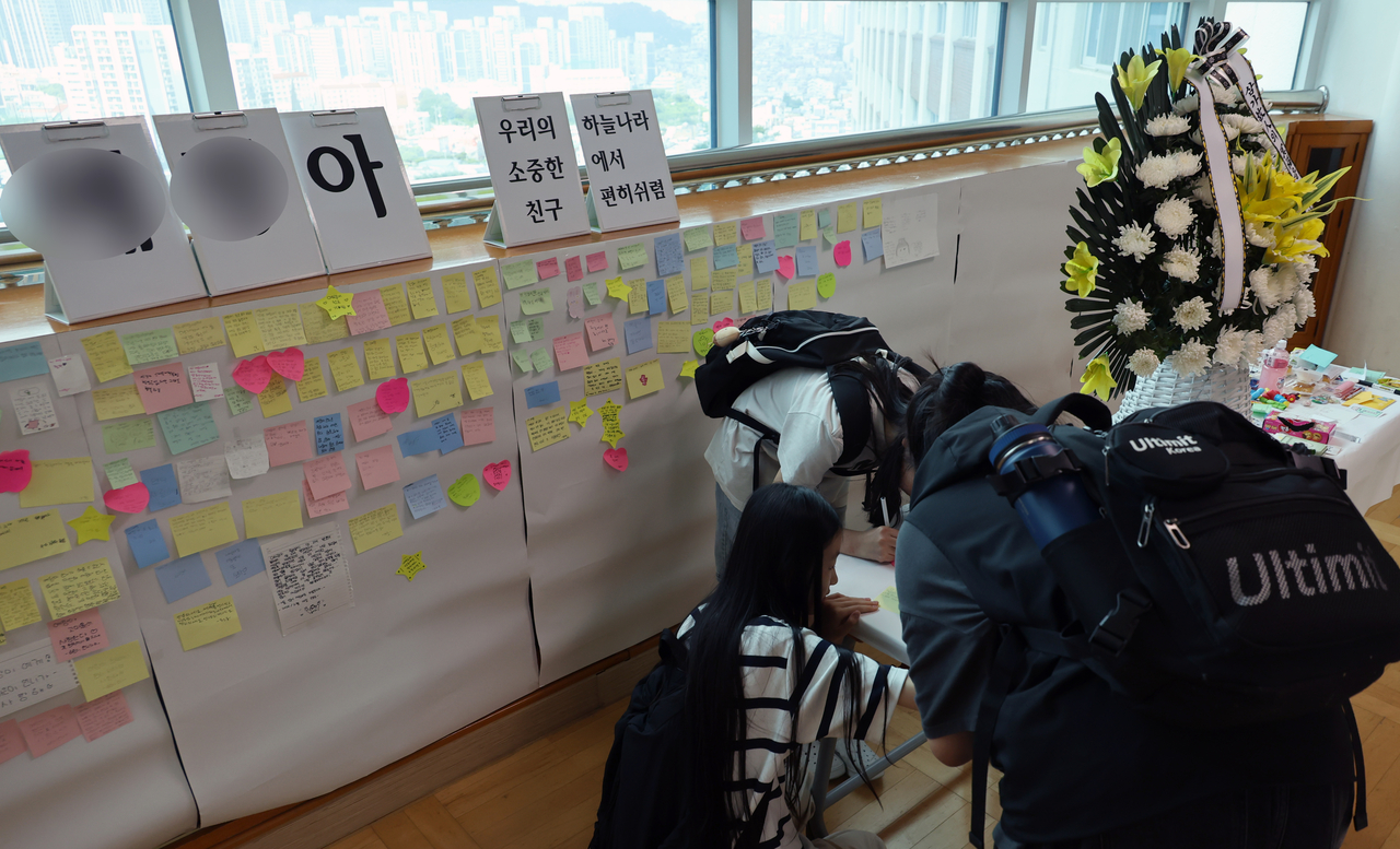 25일 오후 최근 아파트 화재로 숨진 자매가 다닌 부산진구의 한 초등학교에 이들을 추모하기 위한 공간이 마련돼 있다. 이재명 올림피아토토은 두 자매의 명복을 빌고 유가족에게 위로를 전하며 재발 방지를 약속했다. [연합]