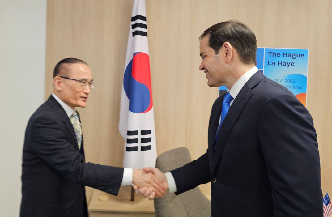 네덜란드 헤이그에서 개최된 NATO 정상회의에 이재명 대통령을 대신해 참석한 위성락 안보토토사이트 로그인 넘기기이 24일(현지시간) 마코 루비오 미 국무장관을 면담했다고 대통령실이 25일 전했다. [대통령실 제공]