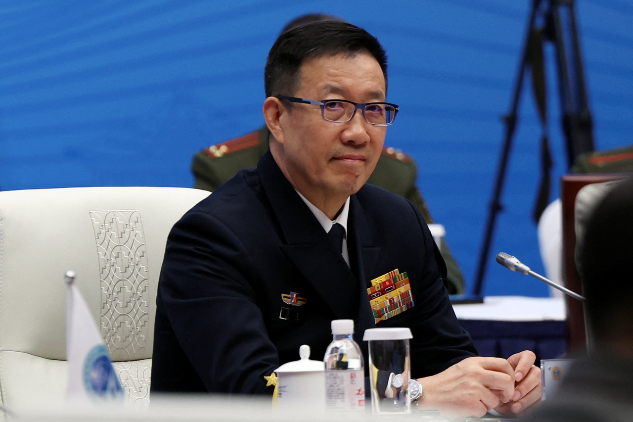 동쥔 중국 국방부 장관이 26일 중국 산둥성 칭다오에서 열린 상하이협력기구(SCO) 스포츠토토 회의에 참석하고 있다. [로이터]
