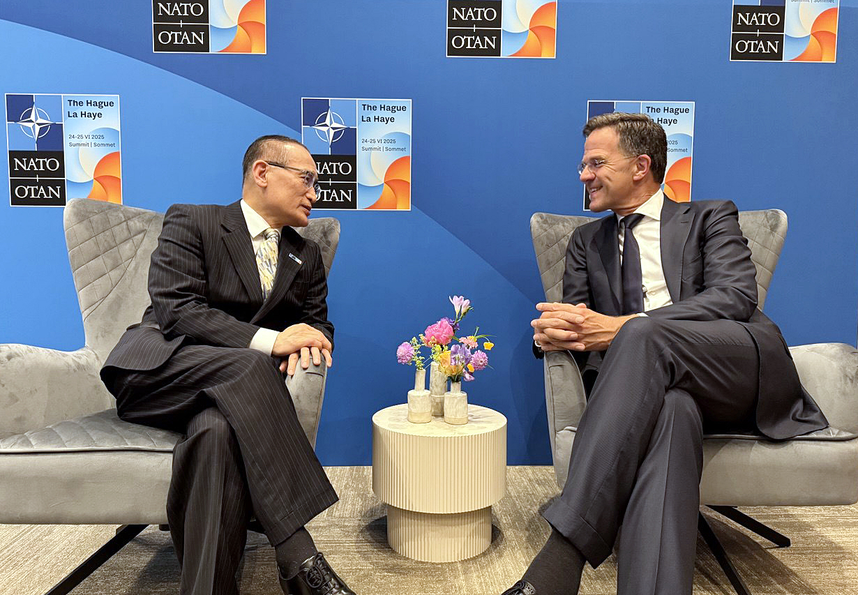 Wi Sung-lac (left), South Korea’s national security adviser, speaks with NATO Secretary-General Mark Rutte at the World Forum Convention Center in The Hague, Netherlands, on Wednesday. (Presidential Office via Yonhap)