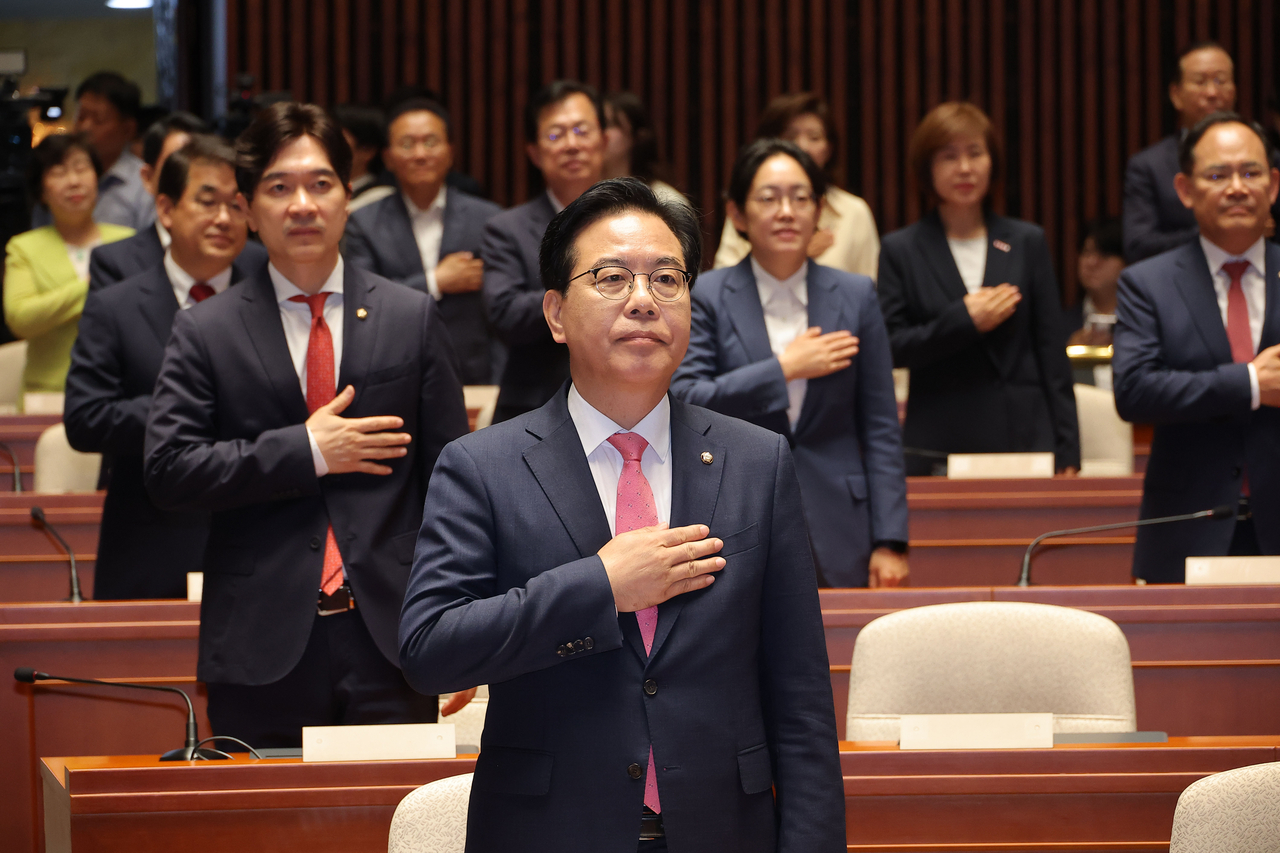 레프리 토토사이트 국민의힘 원내대표를 비롯한 의원들이 26일 국회에서 열린 의원총회에 참석해 국민의례를 하고 있다. [연합]