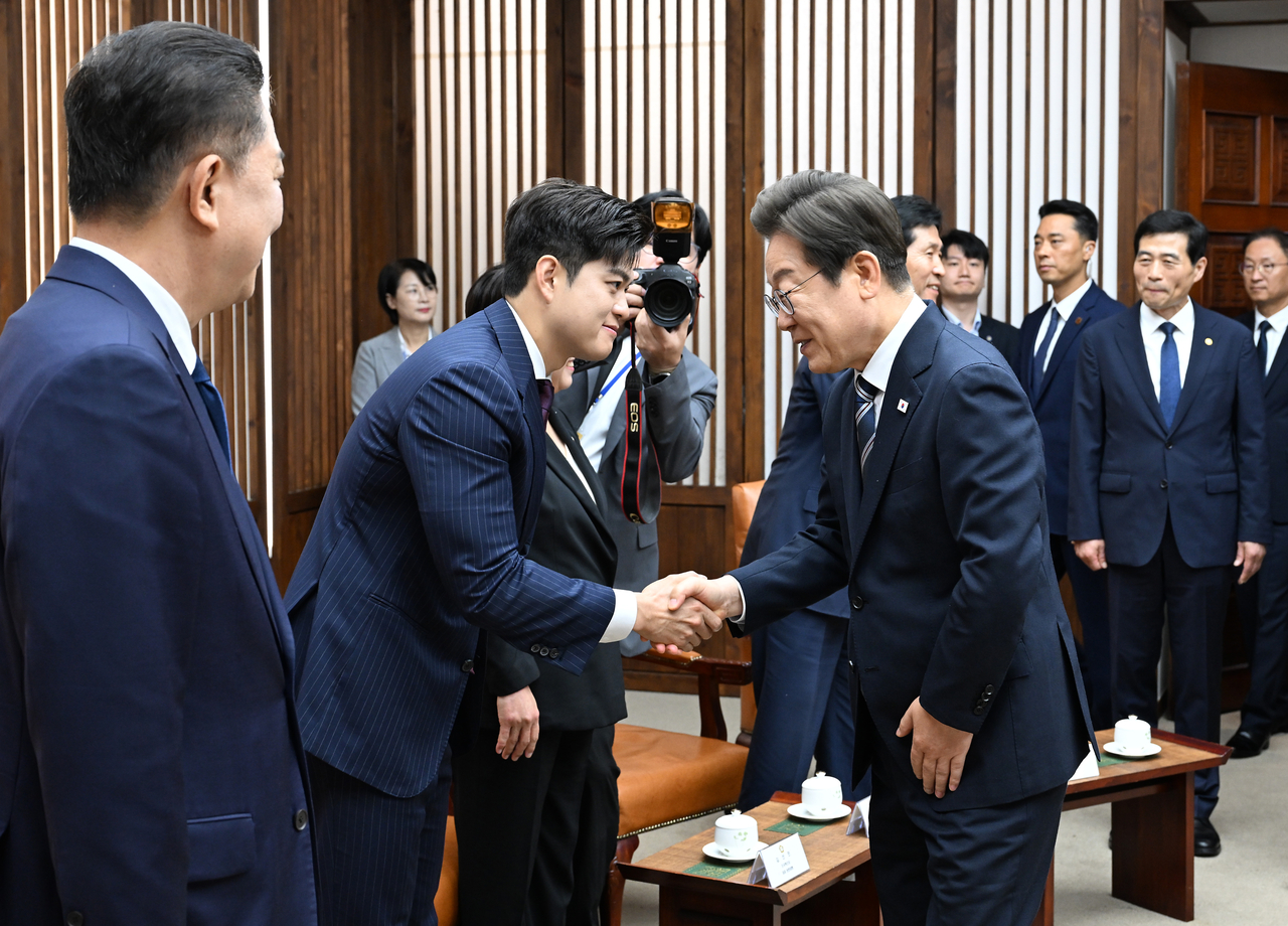 이재명 카지노 토토이 26일 국회의장 접견실에서 추가경정예산 시정연설에 앞서 김용태 국민의힘 비상대책위원장과 인사하고 있다. [연합]