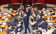 취임 22일 만에 국회 찾은 李대통령…與는 환호, 침묵하던 野는 퇴장 때 악수[이런정치]