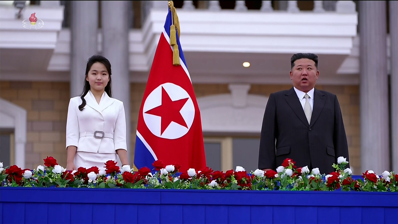 김정은 북한 국무위원장이 참석한 가운데 지난 24일 원산갈마해안관광지구 준공식이 진행됐다고 조선중앙TV가 26일 보도했다. 준공식에는 김 위원장의 아내 win 토토사이트 여사와 딸 주애도 참석했다. [조선중앙TV화면] 2025.6.26