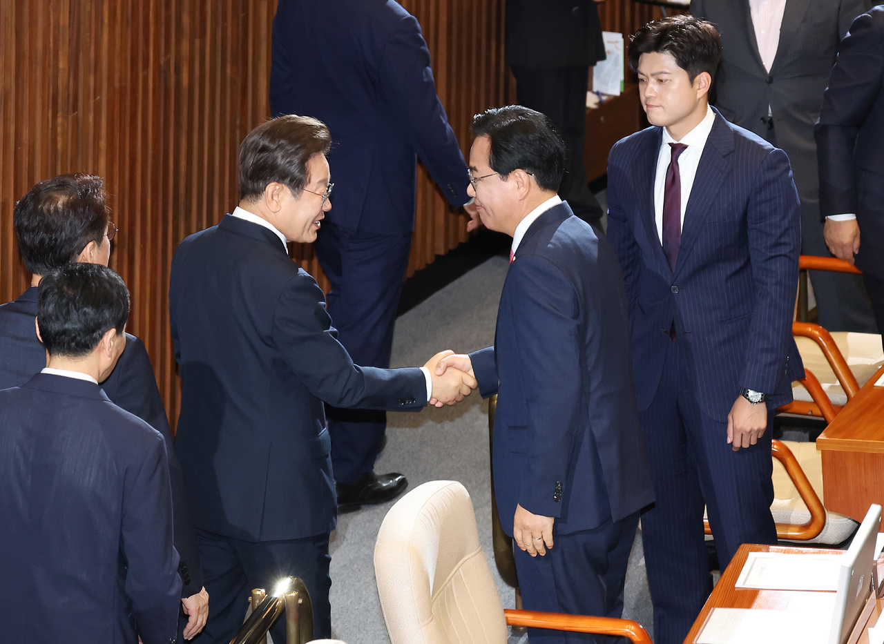 이재명 모먼트 토토사이트이 26일 추가경정예산 시정연설을 마친 뒤 국회 본회의장에서 송언석 국민의힘 원내대표, 김용태 비상대책위원장과 인사하고 있다. [연합]