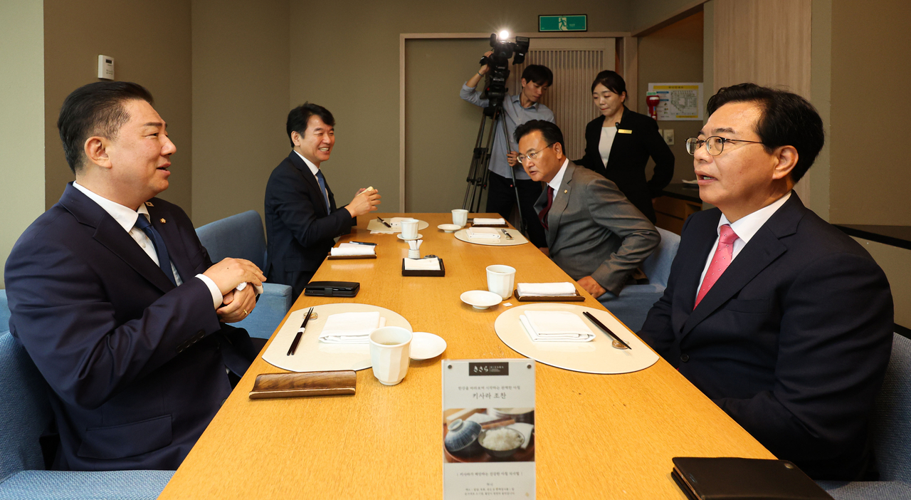 김병기(왼쪽) 더불어민주당 당대표 직무대행 겸 원내대표와 송언석(오른쪽 맞은편) 국민의힘 원내대표, 문진석 (왼쪽 두번째) 민주당 원내수석부대표와 유상범 국민의힘 원내수석부대표가 26일 서울 여의도 한 식당에서 열린 양당 오찬 토토사이트 바코드을 하고 있다. 2025.6.26 [공동취재] [연합]