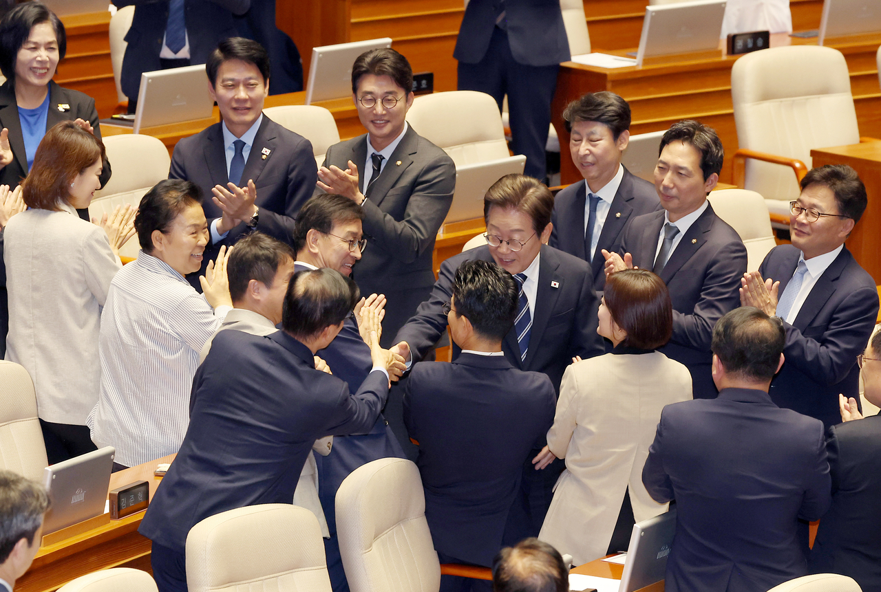 이재명 그랜드토토이 26일 추가경정예산 시정연설을 위해 국회 본회의장에 입장해 더불어민주당 의원들과 인사하고 있다. [연합]