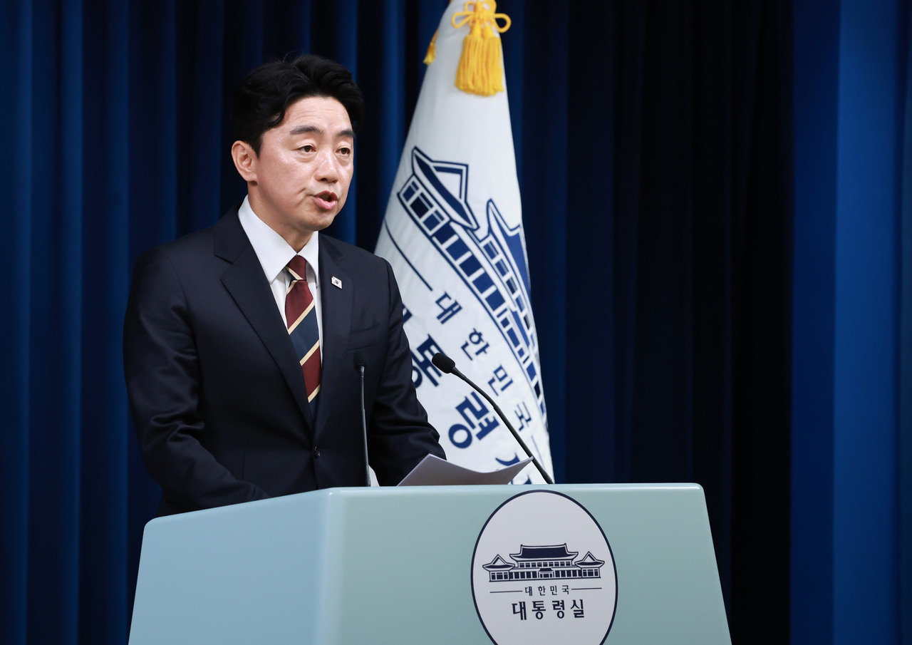 강훈식 대통령비서실장이 26일 서울 용산 대통령실 청사에서 토토사이트 홍보 커뮤니티관, 국세청장 등에 대한 인선 발표를 하고 있다. [연합]