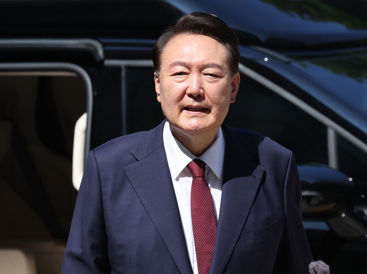 Former President Yoon Suk Yeol arrives at the Seoul Central District Court on Monday before the hearing of his criminal trial on insurrection charges. (Yonhap)