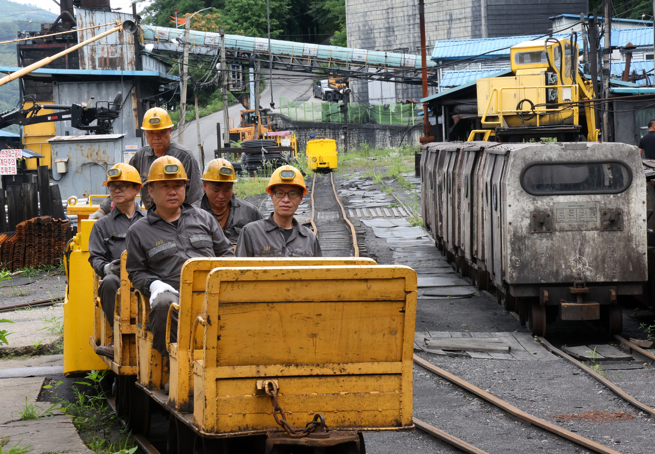 Miners move to inspect pump facilities at Dogye Mining Station in Samcheok, Gangwon Province, Friday. (Yonhap)