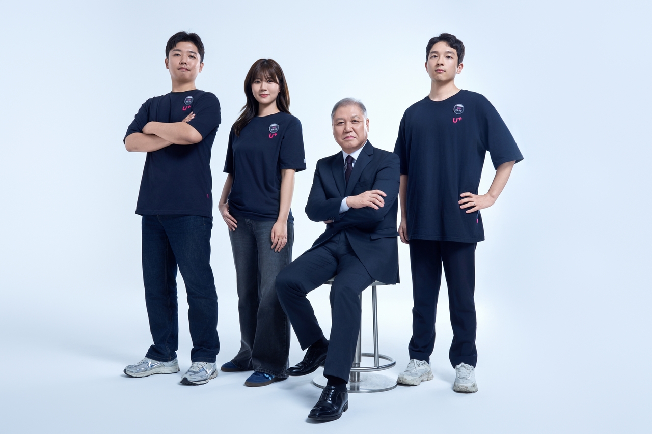 토토사이트 롤링유플러스 보안 앰배서더로 선정된 권일용(오른쪽 두 번째) 교수와 토토사이트 롤링유플러스 직원들이 전국 매장에 부착될 포스터 촬영을 하고 있다.  [토토사이트 롤링유플러스 제공]