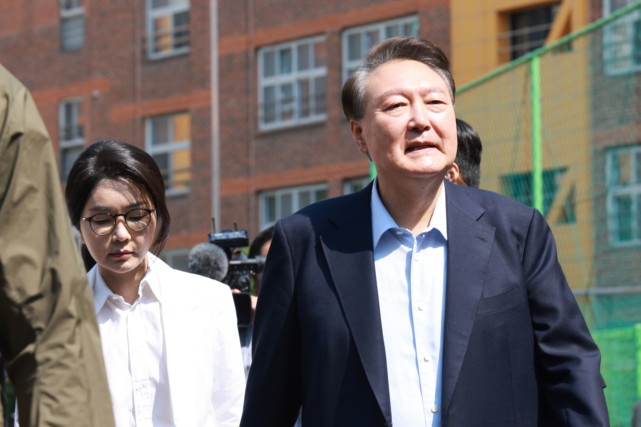 Former President Yoon Suk Yeol (right) and his wife Kim Keon Hee arrive at a polling station in Seocho-gu, southern Seoul on June 3. (Yonhap)