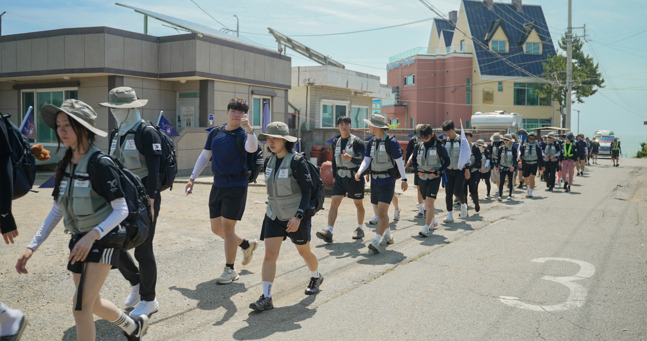 토토사이트 주인공 가입 학생들이 개교 111주년 기념 국토대장정 여정 중 서로의 걸음에 맞춰 함께 걷고 있다.[토토사이트 주인공 가입 제공]