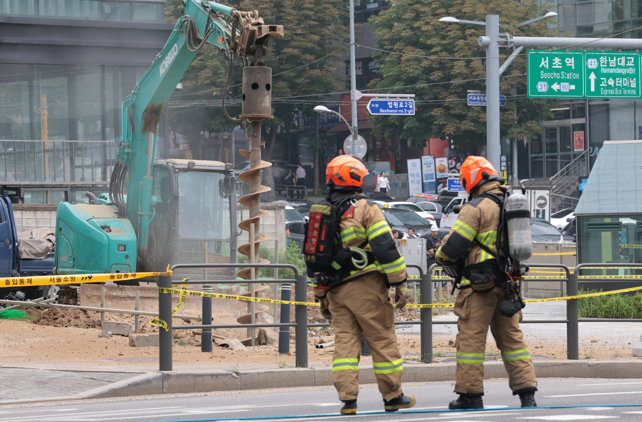 Pedestrian access to Seoul Subway Line Nos. 2 and 3's Seoul National University of Education Station is blocked after a gas leak was reported near the station at 10:47 a.m., Friday. (Yonhap)