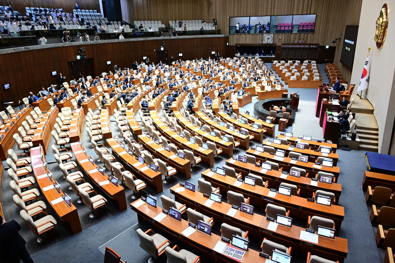 27일 오후 서울 여의도 국회 본회의장에서 우원식 국회의장이 입장하자 국민의힘 의원들이 법사토토사이트 착오이체 등을 선출하기로 한 의사일정 강행에 대해 반발하며 퇴장하고 있다. 이상섭 기자