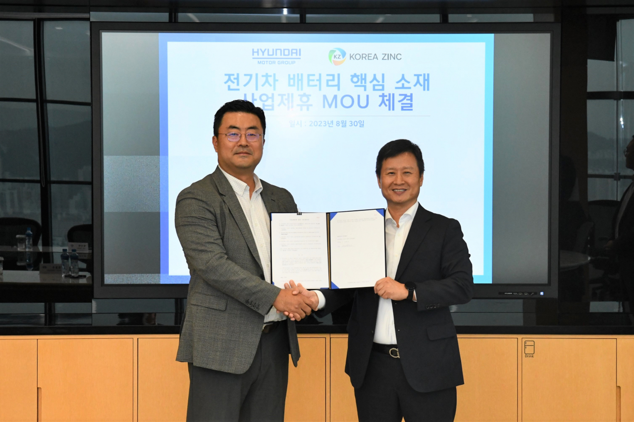 김흥수(왼쪽) 현대차그룹 부사장과 박기덕 고려아연 사장이 전기차 배터리 핵심소재 사업 제휴 업무협약(MOU)을 체결한 뒤 기념 촬영을 하고 있다. [고려아연 제공]